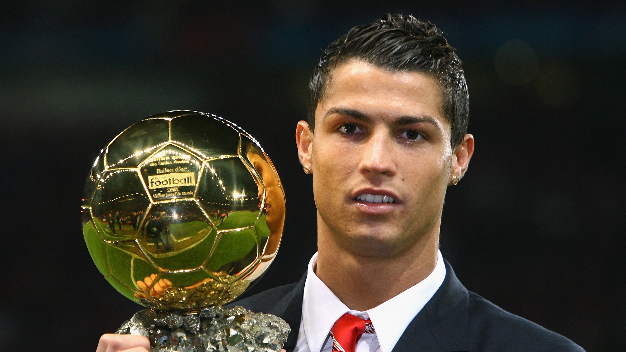 乐鱼体育-球员是否应在开局阶段刻意控制节奏，开球时球员将球踢回本方半场